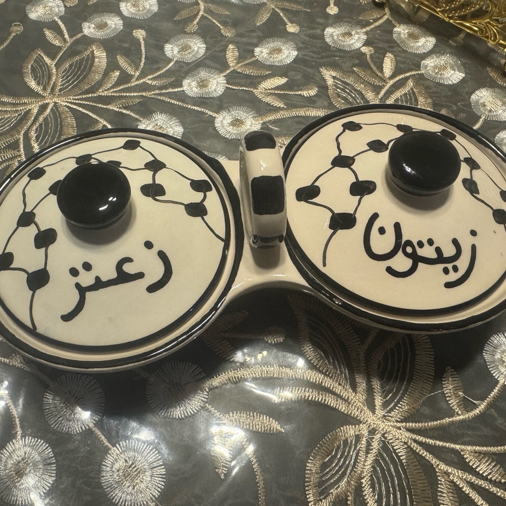 Palestinian Ceramic Bowl Zeit w Zaatar
With Handle